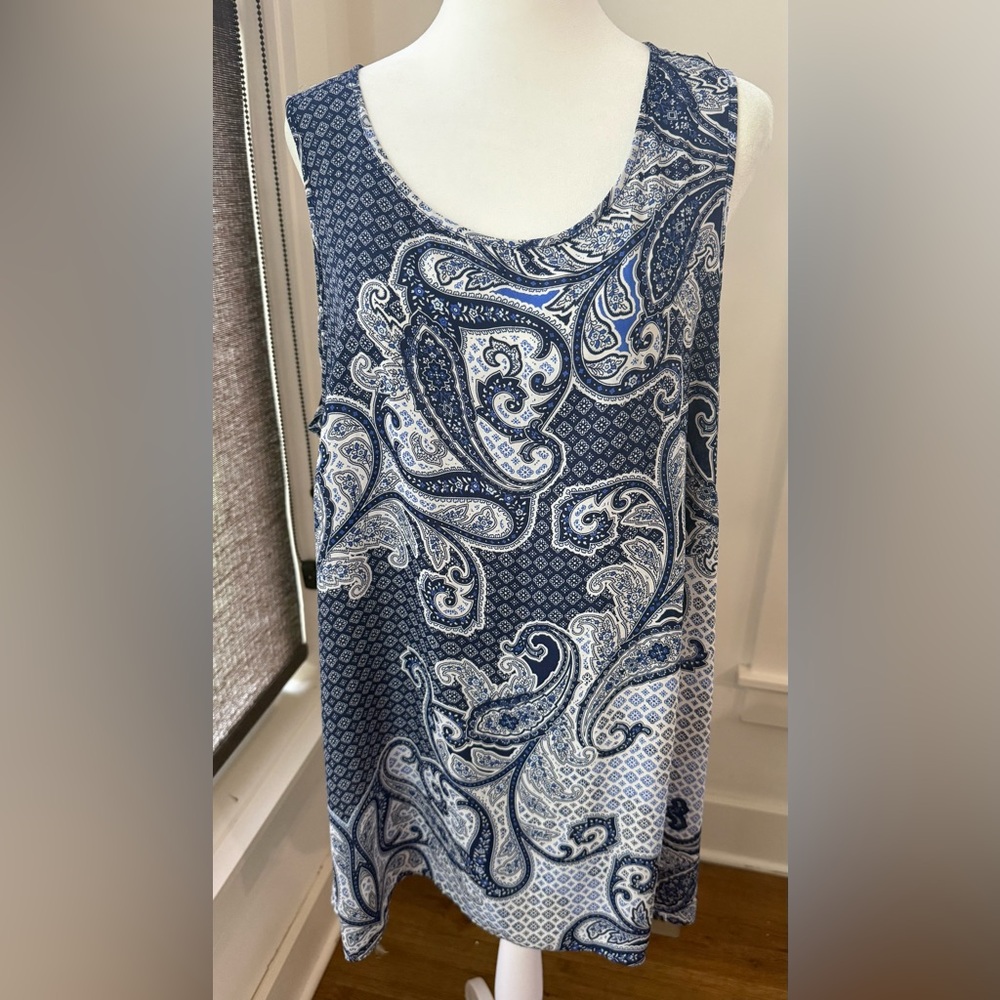 NWOT. Rose + Olive. Sleeveless Tunic Top. Blue & White Paisley Pattern. Size 1X.
